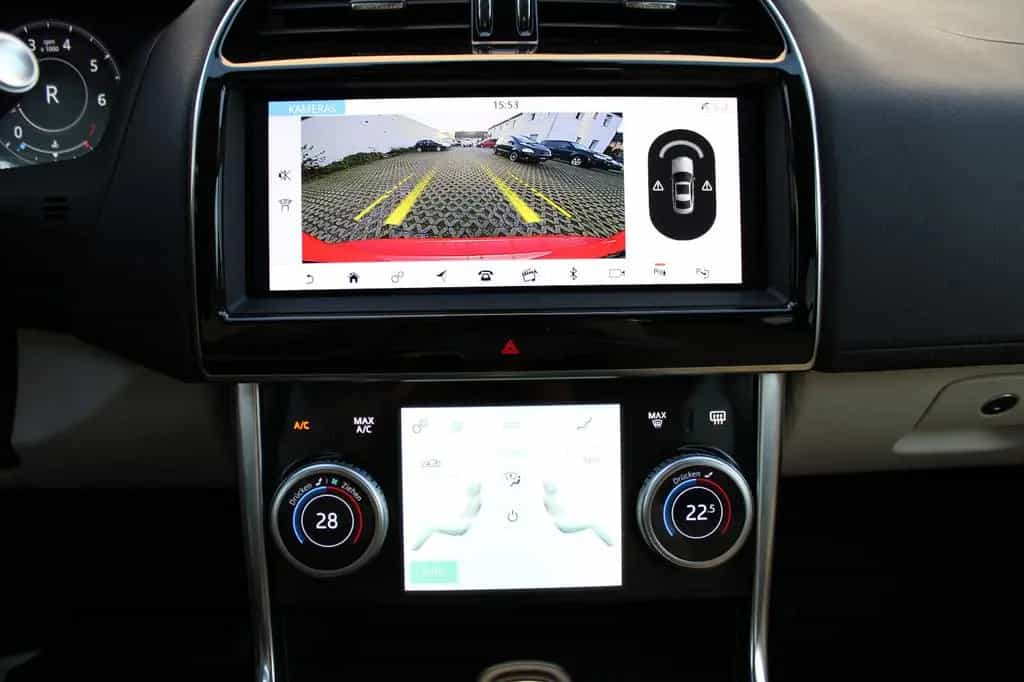 Jaguar XE SE AWD P300 10/2019-photo-19