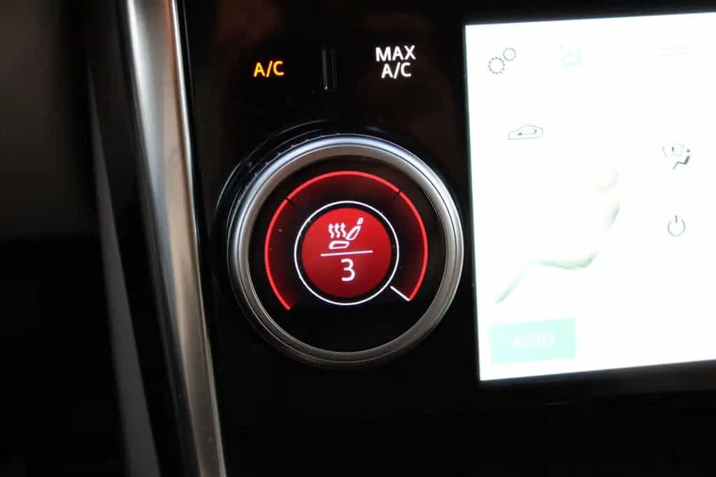 Jaguar XE SE AWD P300 10/2019-photo-20