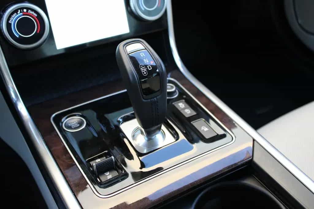 Jaguar XE SE AWD P300 10/2019-photo-22