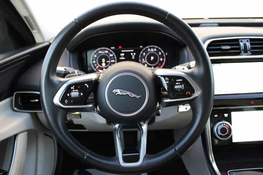 Jaguar XE SE AWD P300 10/2019-photo-23