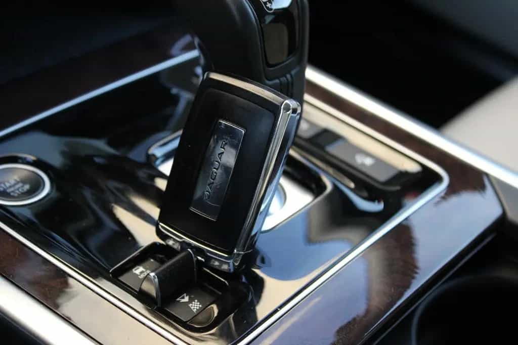 Jaguar XE SE AWD P300 10/2019-photo-26