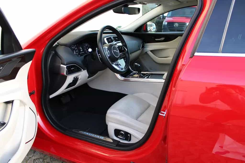 Jaguar XE SE AWD P300 10/2019-photo-27