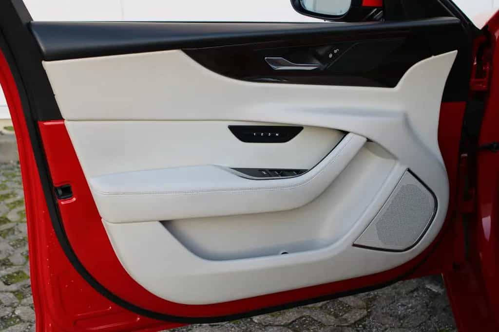 Jaguar XE SE AWD P300 10/2019-photo-28