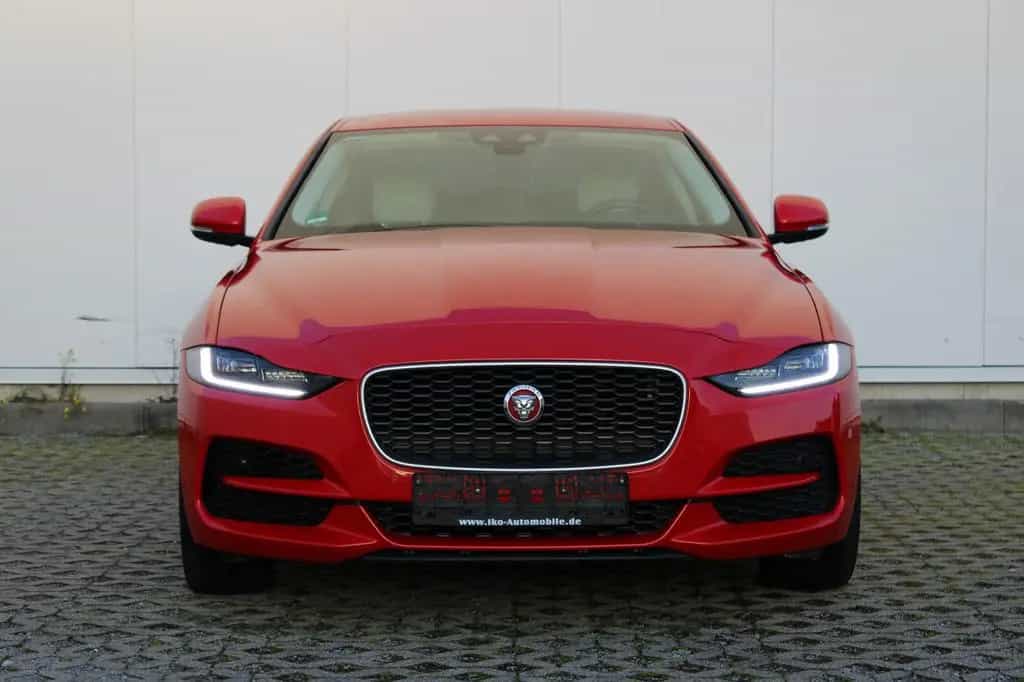 Jaguar XE SE AWD P300 10/2019-photo-2