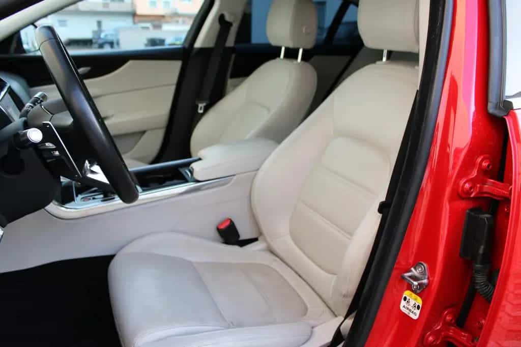 Jaguar XE SE AWD P300 10/2019-photo-29
