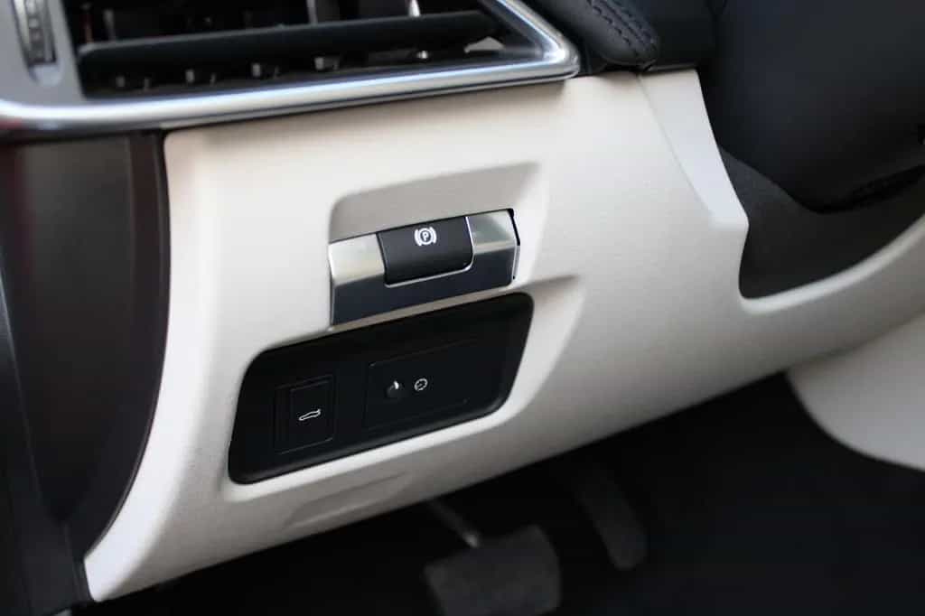 Jaguar XE SE AWD P300 10/2019-photo-30