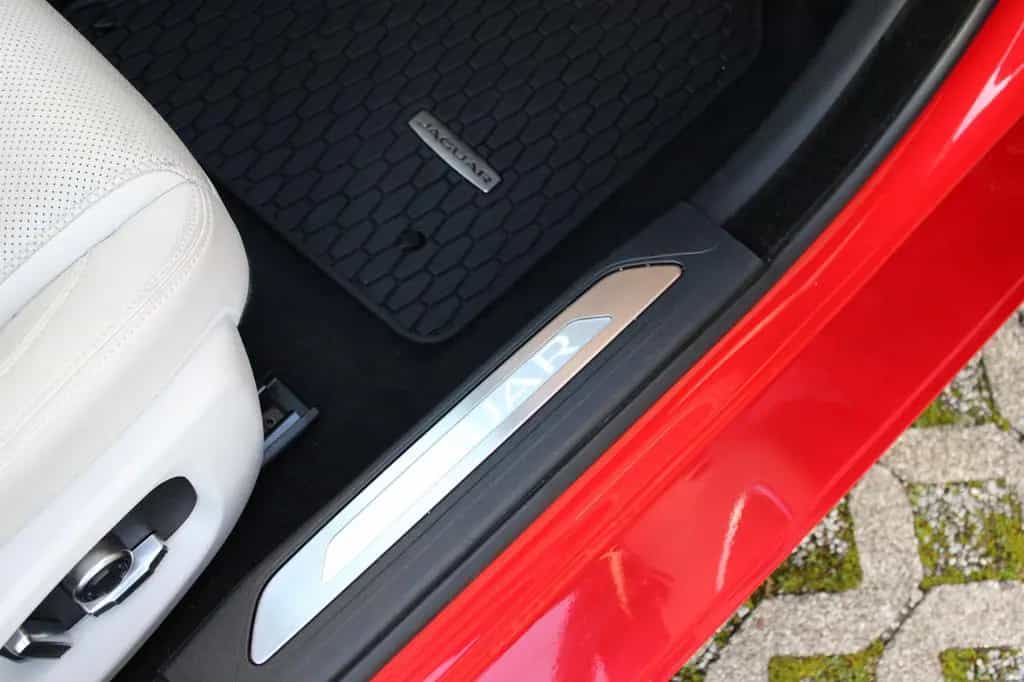 Jaguar XE SE AWD P300 10/2019-photo-31