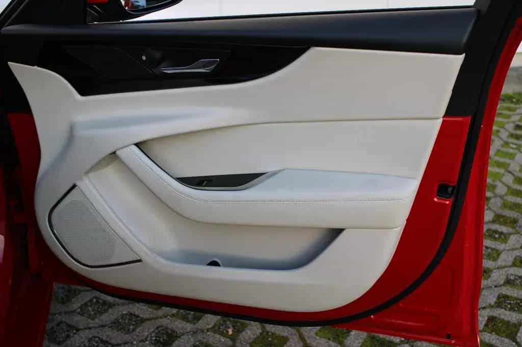 Jaguar XE SE AWD P300 10/2019-photo-33
