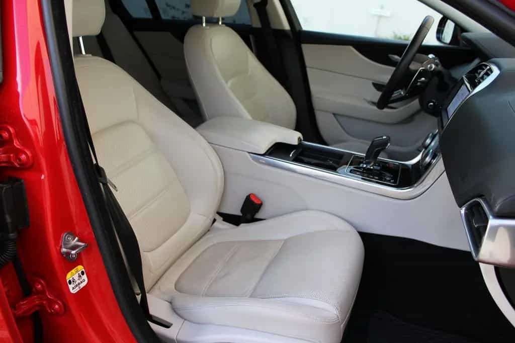 Jaguar XE SE AWD P300 10/2019-photo-34