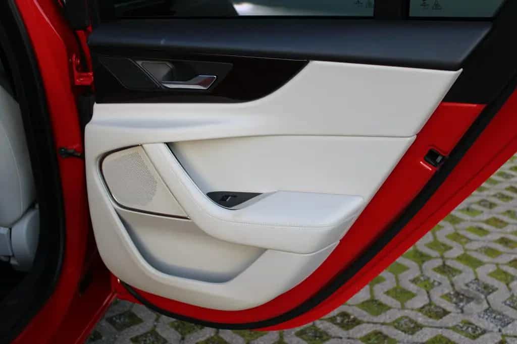 Jaguar XE SE AWD P300 10/2019-photo-35