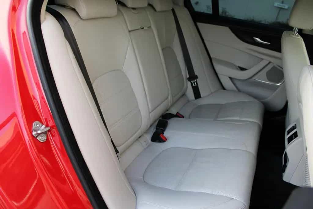 Jaguar XE SE AWD P300 10/2019-photo-36