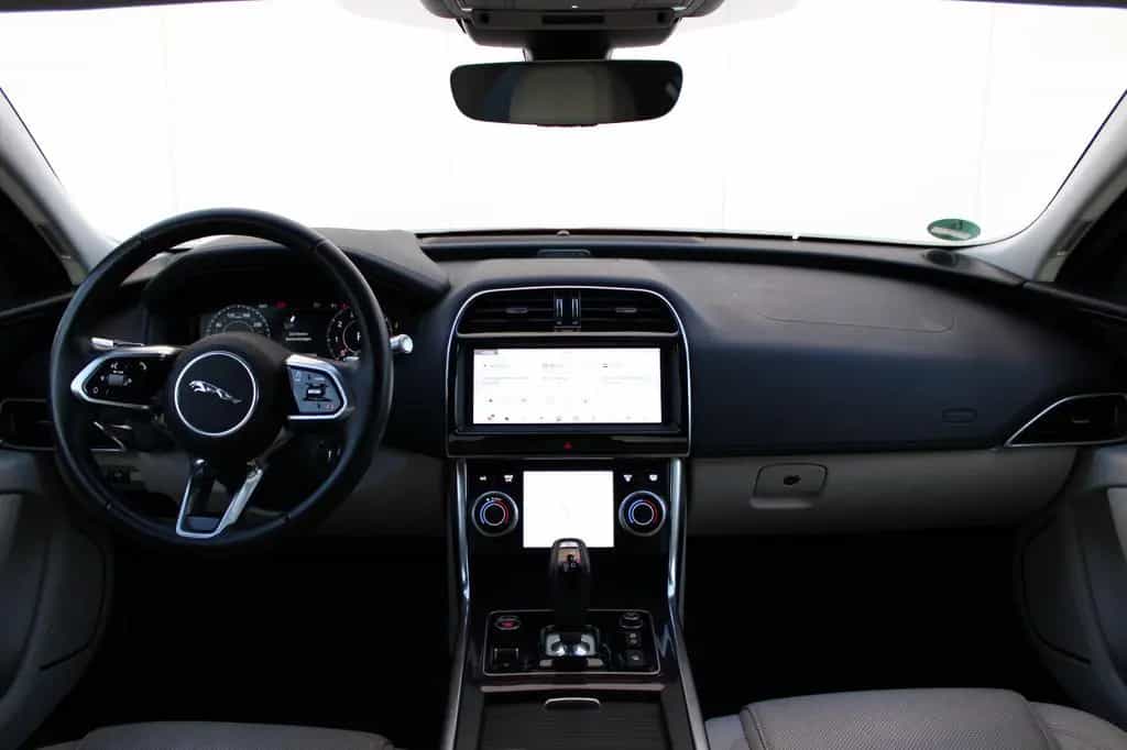 Jaguar XE SE AWD P300 10/2019-photo-37