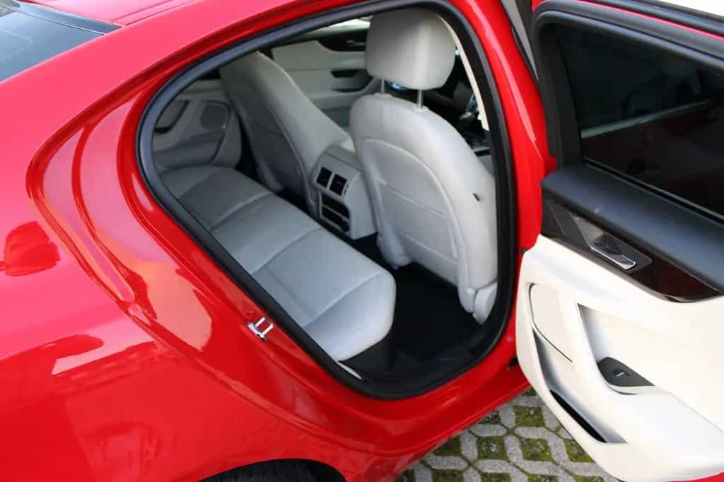 Jaguar XE SE AWD P300 10/2019-photo-38