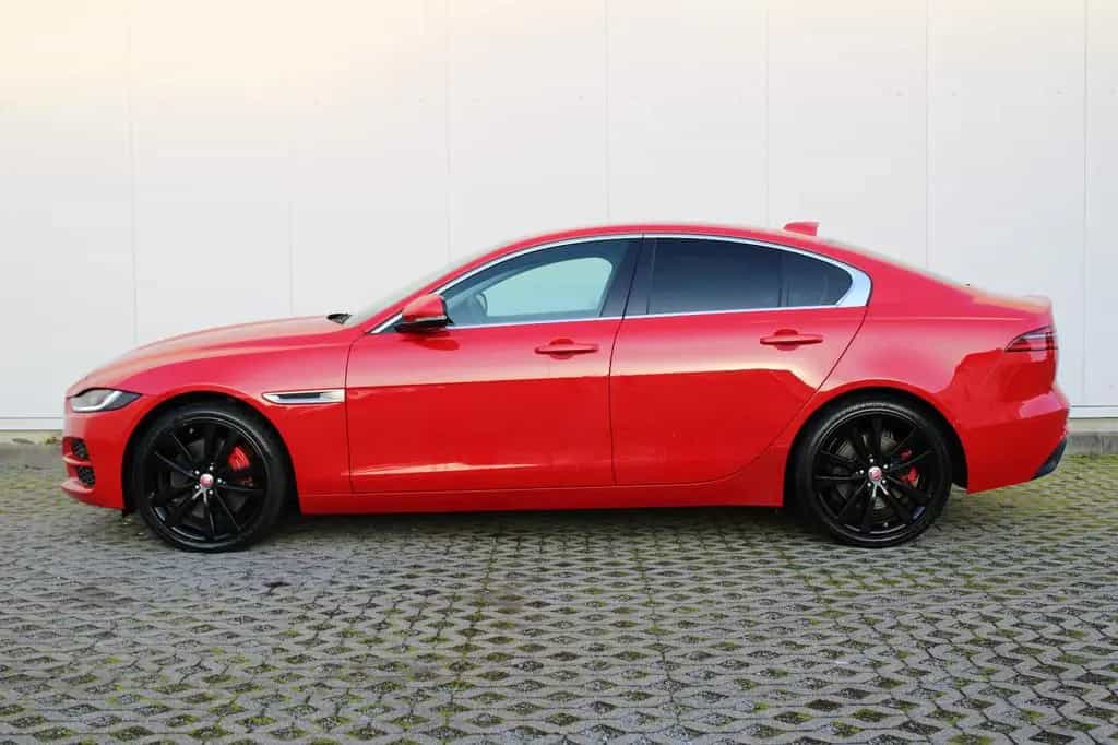 Jaguar XE SE AWD P300 10/2019-photo-3