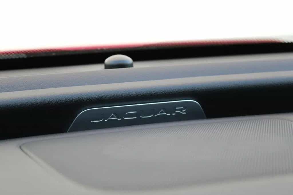 Jaguar XE SE AWD P300 10/2019-photo-39