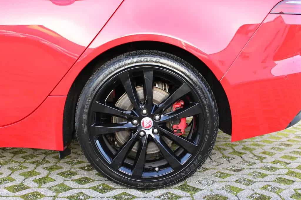 Jaguar XE SE AWD P300 10/2019-photo-4