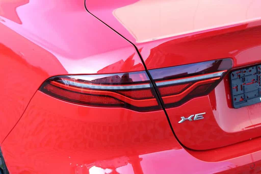 Jaguar XE SE AWD P300 10/2019-photo-5