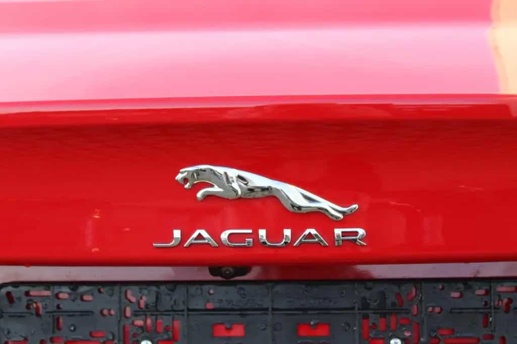 Jaguar XE SE AWD P300 10/2019-photo-6