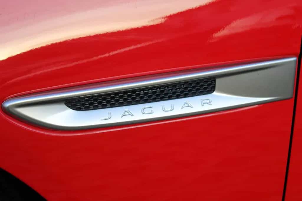 Jaguar XE SE AWD P300 10/2019-photo-7