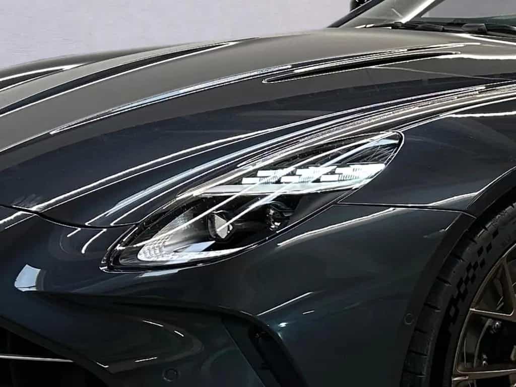 Aston Martin Vantage Roadster | Epsilon Black | Int. CF | B&W null-photo-9