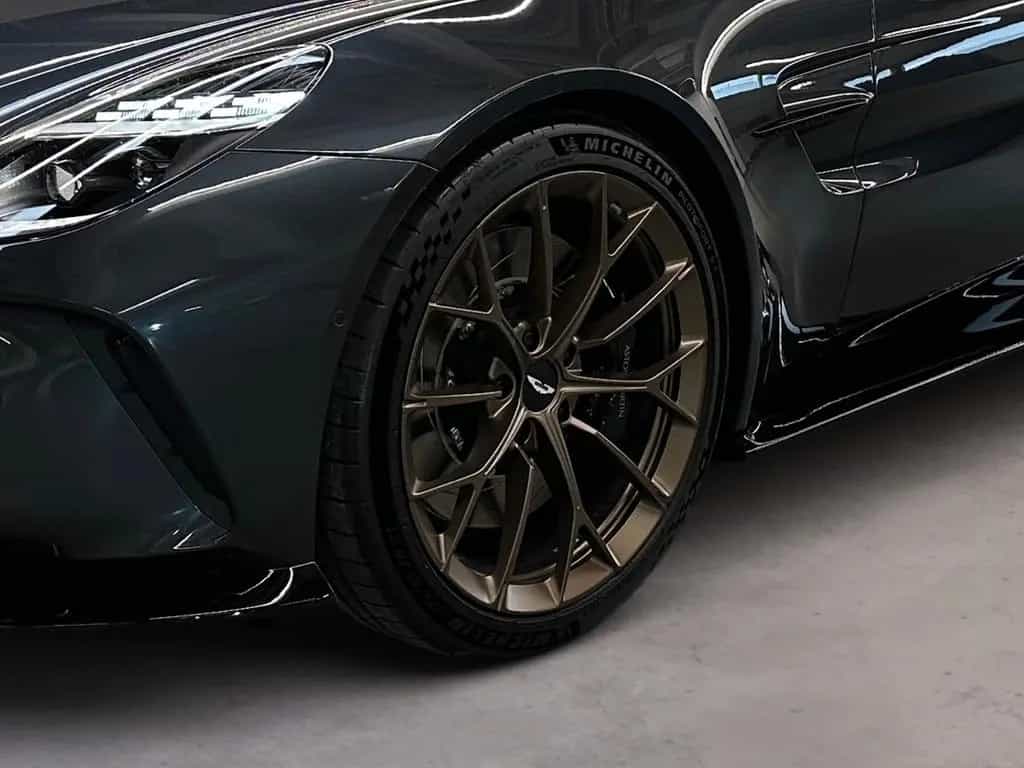 Aston Martin Vantage Roadster | Epsilon Black | Int. CF | B&W null-photo-8