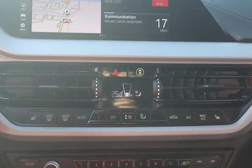 BMW 1 Series 118i Advantage Navi Sitzheizung DAB PDC Tempomat 12/2020-photo-16