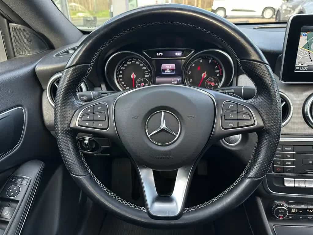 Mercedes-Benz CLA-Class 200 Shooting Brake 7G Urban *LED*StHz*Pano* 10/2018-photo-13