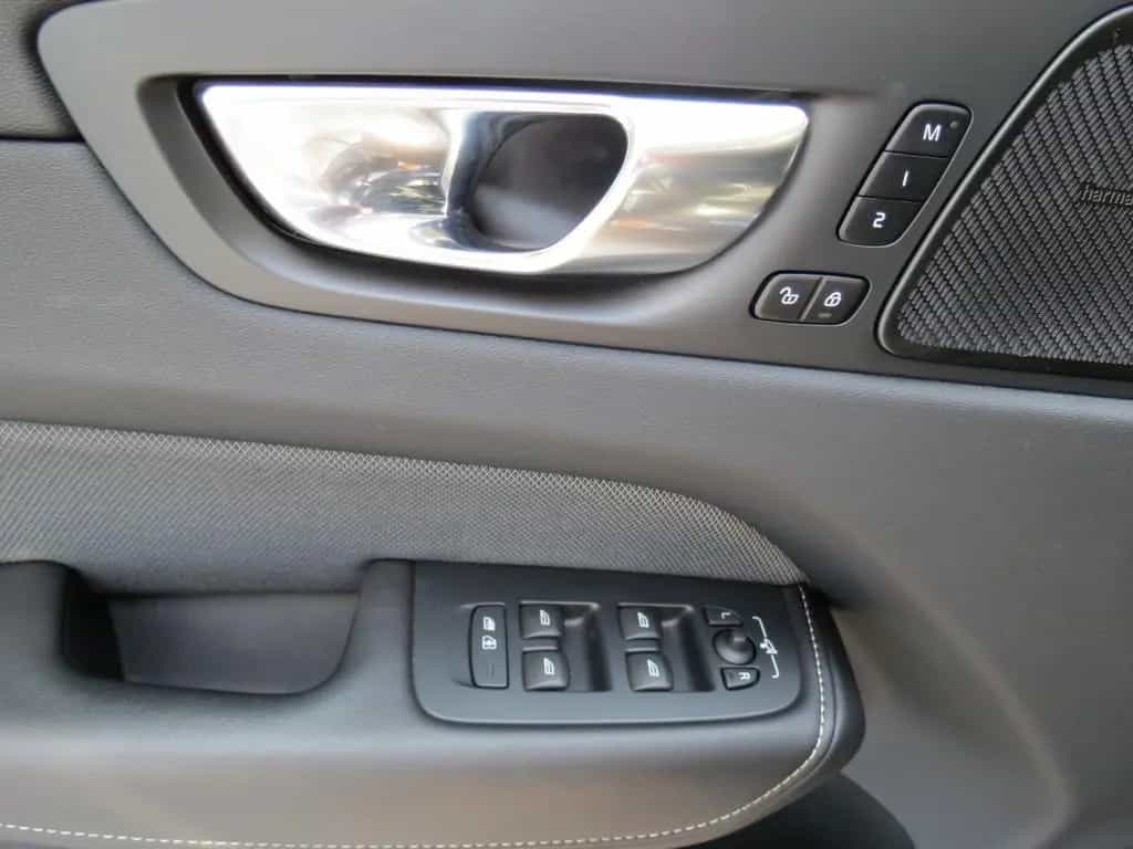 Volvo XC60 2.0 R Design AWD *Navi*Cam*Schiebedach*Soun 03/2022-photo-15