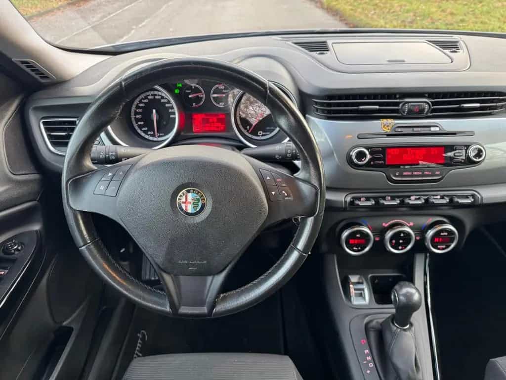 Alfa Romeo Giulietta Turismo 12/2012-photo-7