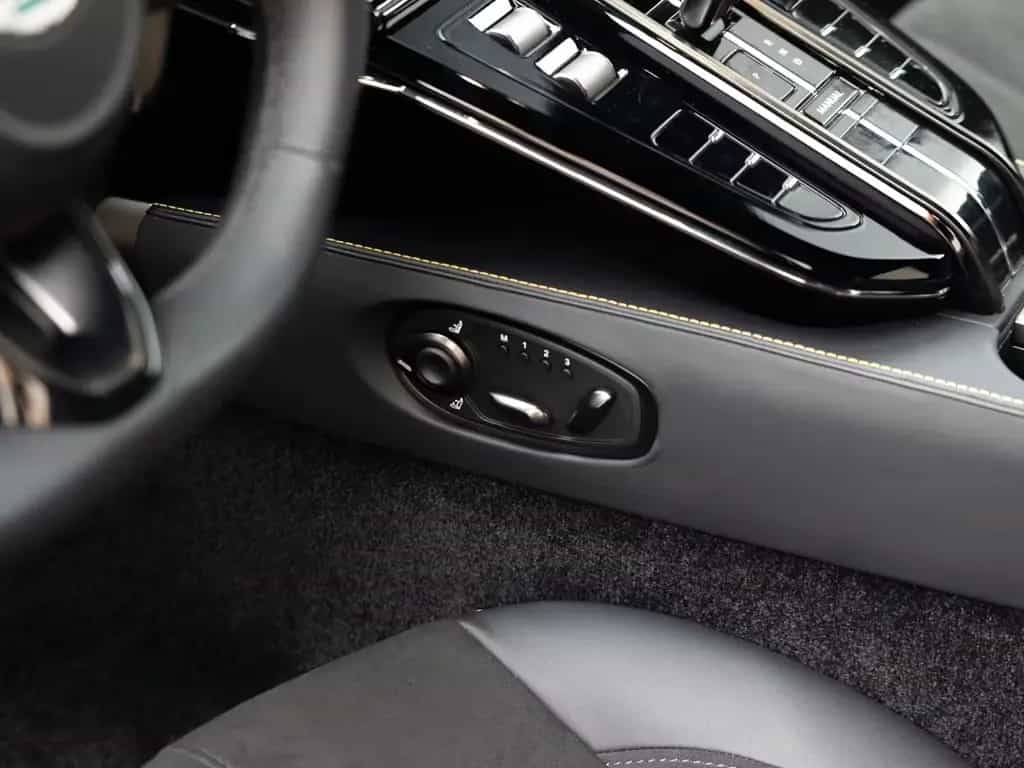 Aston Martin V8 Vantage Vantage MY25 | Carbon Pack | Bowers & Wilkins 04/2026-photo-23