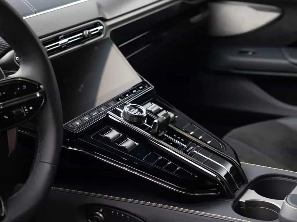 Aston Martin V8 Vantage Vantage MY25 | Carbon Pack | Bowers & Wilkins 04/2026-photo-24