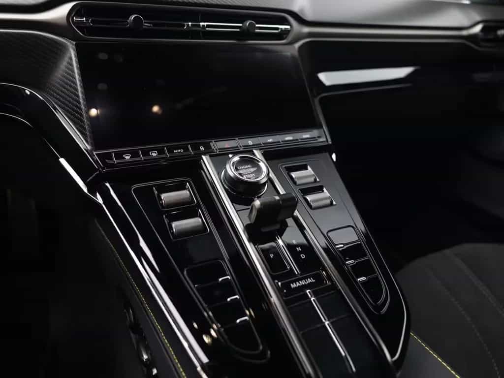 Aston Martin V8 Vantage Vantage MY25 | Carbon Pack | Bowers & Wilkins 04/2026-photo-25