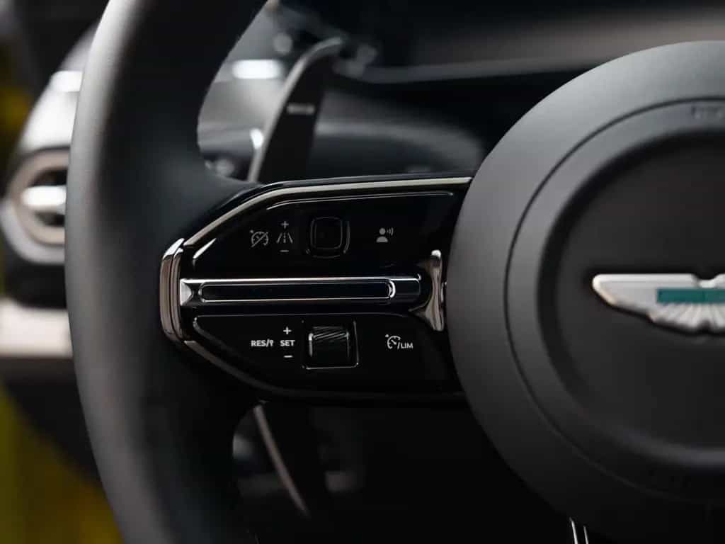 Aston Martin V8 Vantage Vantage MY25 | Carbon Pack | Bowers & Wilkins 04/2026-photo-27
