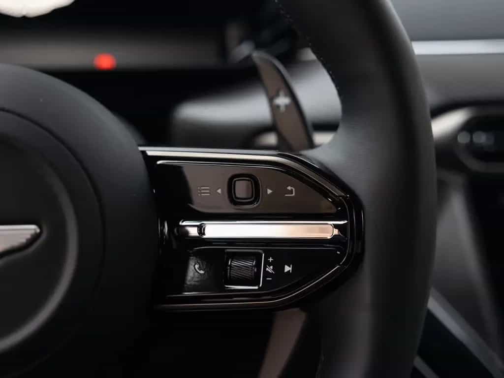 Aston Martin V8 Vantage Vantage MY25 | Carbon Pack | Bowers & Wilkins 04/2026-photo-28