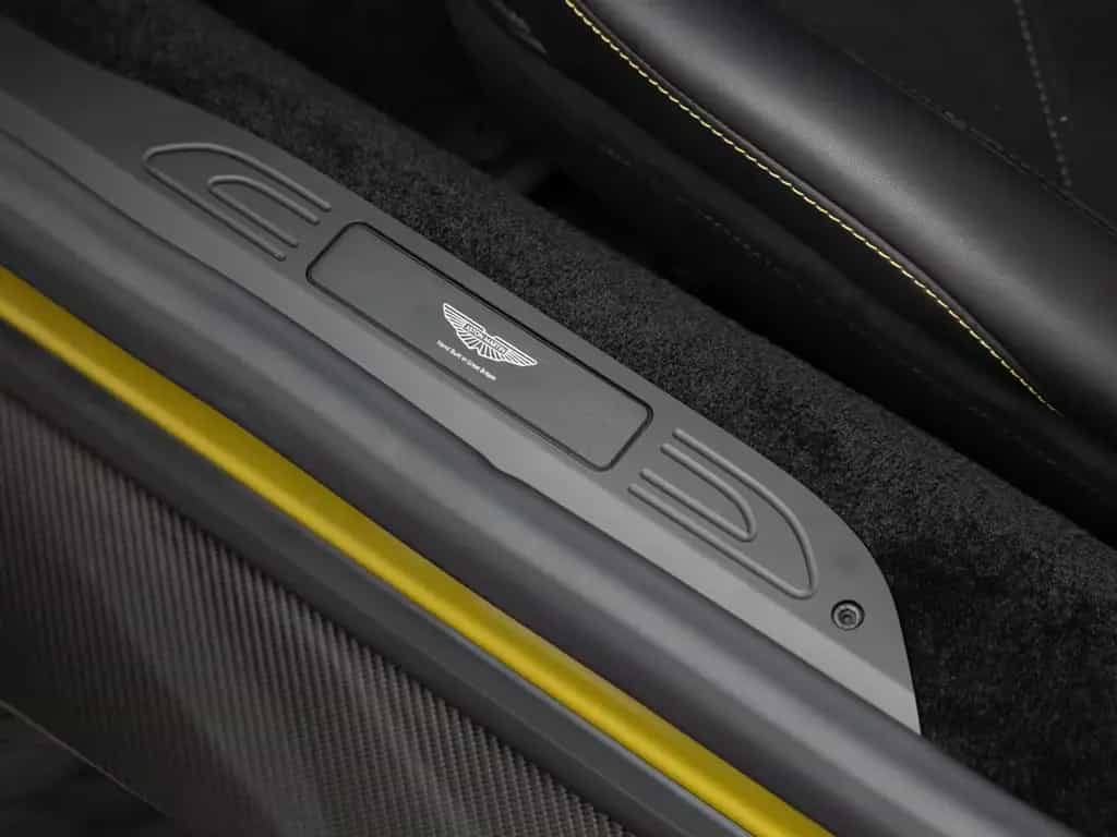 Aston Martin V8 Vantage Vantage MY25 | Carbon Pack | Bowers & Wilkins 04/2026-photo-32