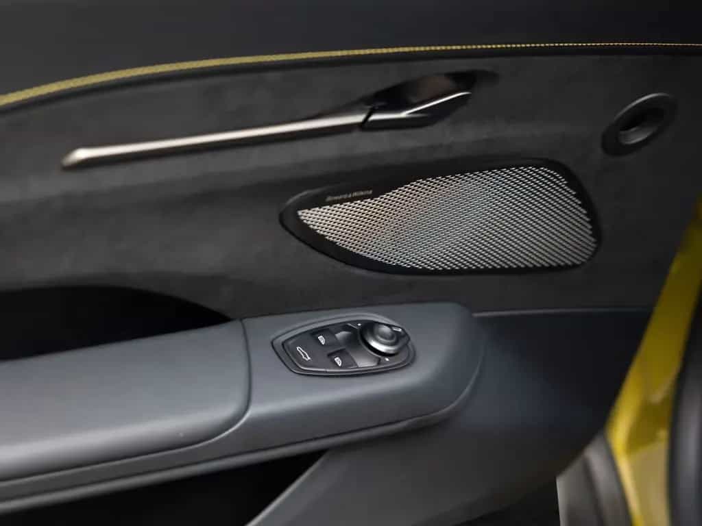 Aston Martin V8 Vantage Vantage MY25 | Carbon Pack | Bowers & Wilkins 04/2026-photo-33