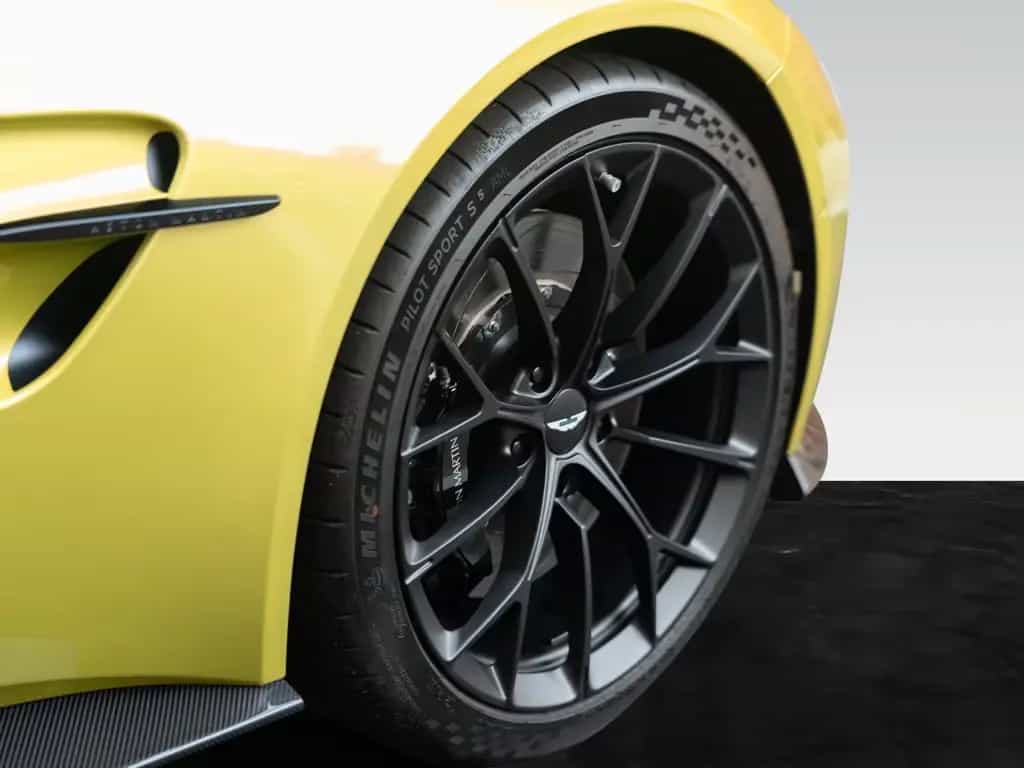 Aston Martin V8 Vantage Vantage MY25 | Carbon Pack | Bowers & Wilkins 04/2026-photo-6