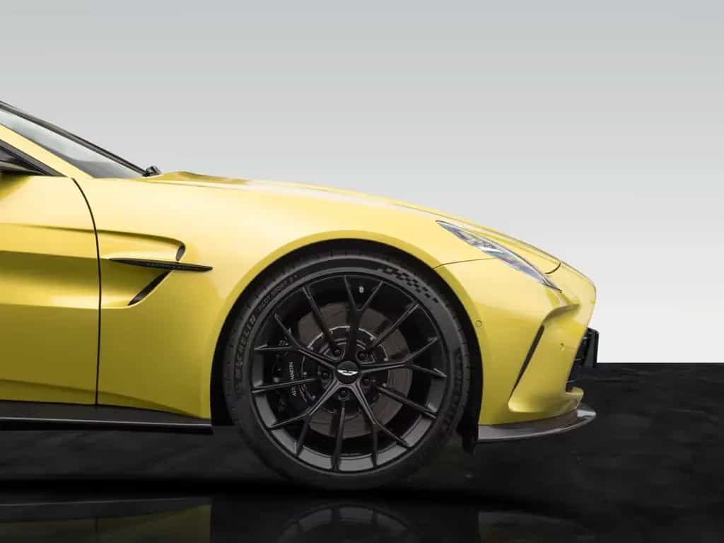 Aston Martin V8 Vantage Vantage MY25 | Carbon Pack | Bowers & Wilkins 04/2026-photo-7