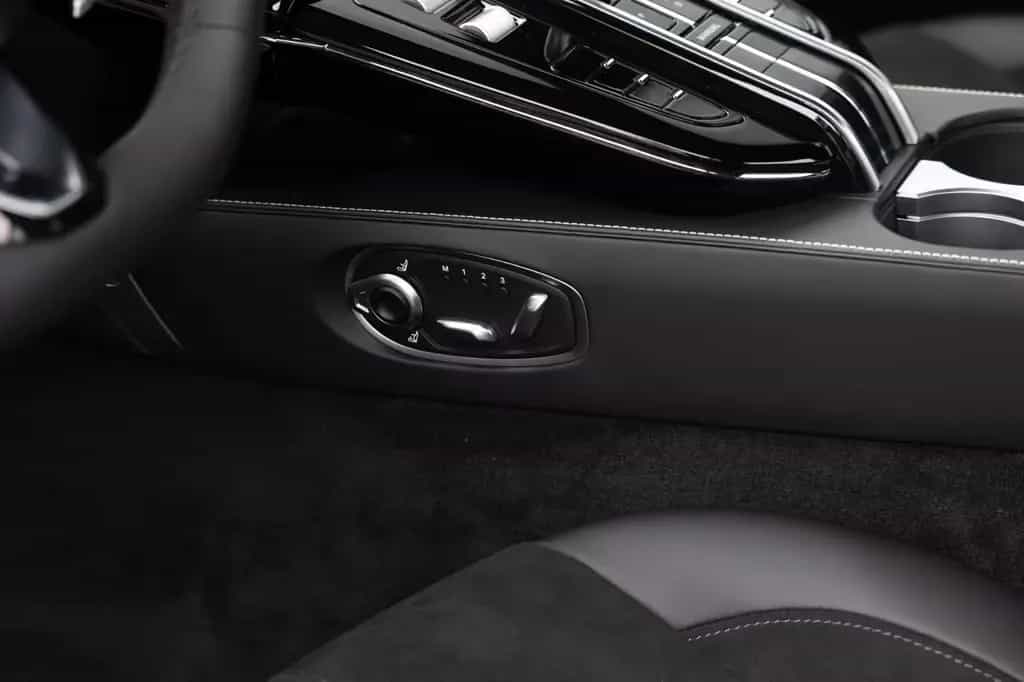 Aston Martin V8 Vantage Vantage MY25 | Onyx Black null-photo-30