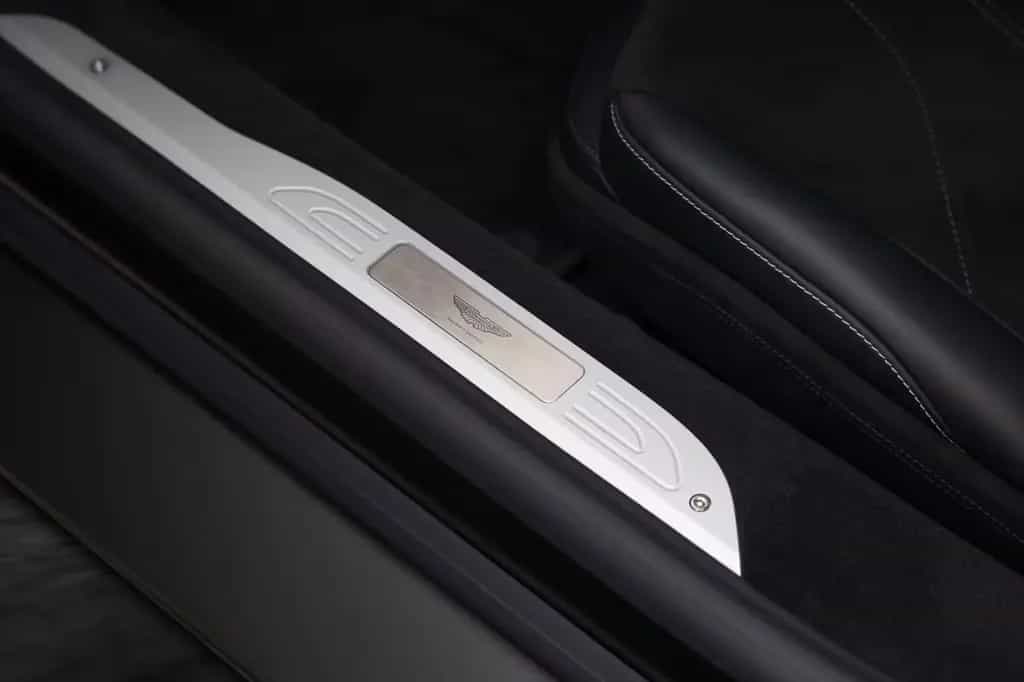 Aston Martin V8 Vantage Vantage MY25 | Onyx Black null-photo-32