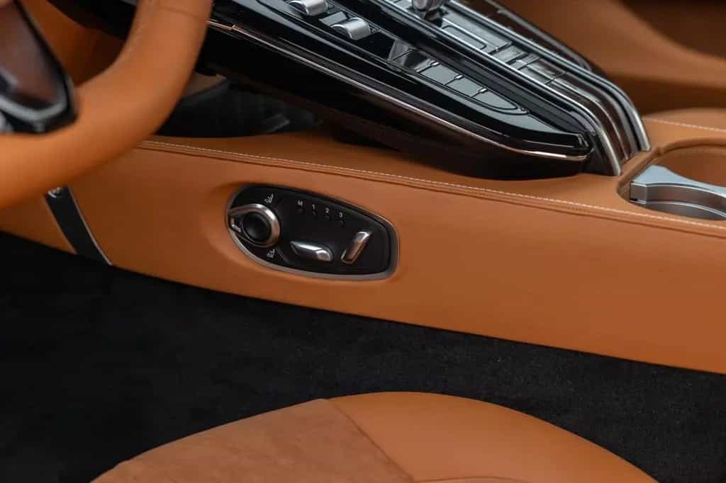 Aston Martin V8 Vantage Vantage MY25 | Zenith White null-photo-32