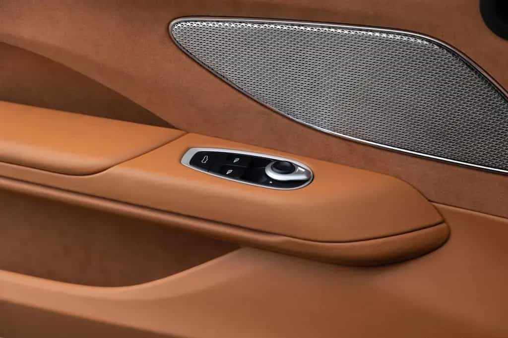 Aston Martin V8 Vantage Vantage MY25 | Zenith White null-photo-34