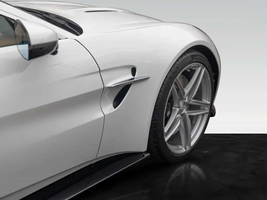 Aston Martin V8 Vantage Vantage MY25 | Zenith White null-photo-8