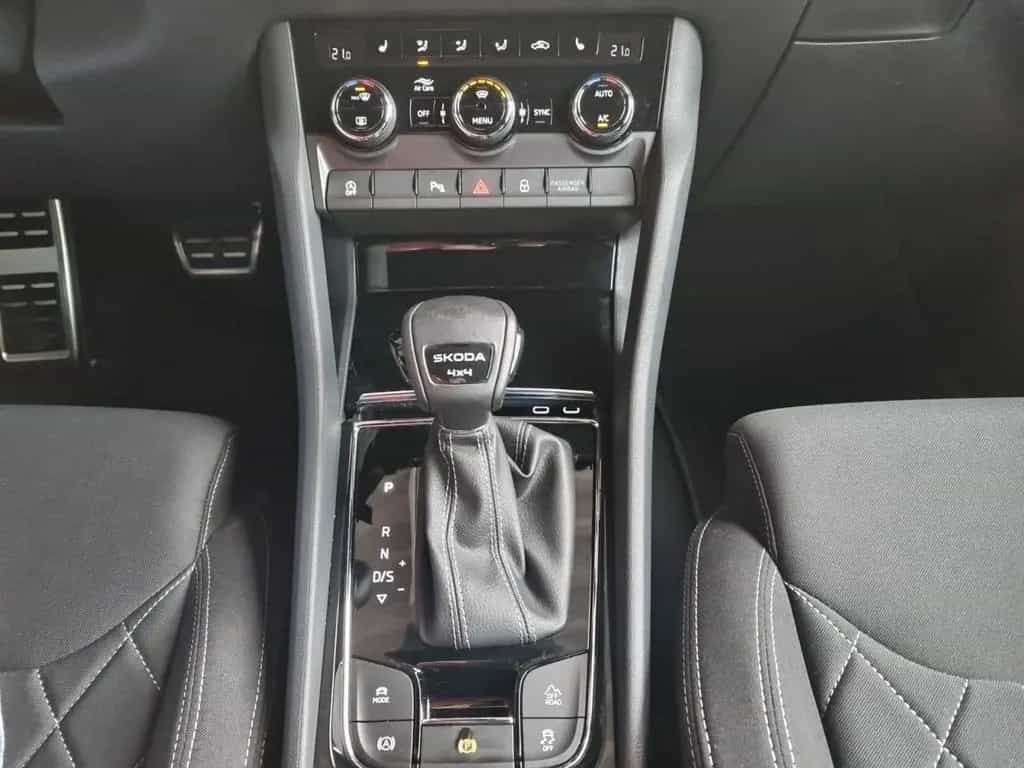 Skoda Karoq Sportline 2.0TSI DSG Navi LED Panorama ACC 03/2025-photo-13