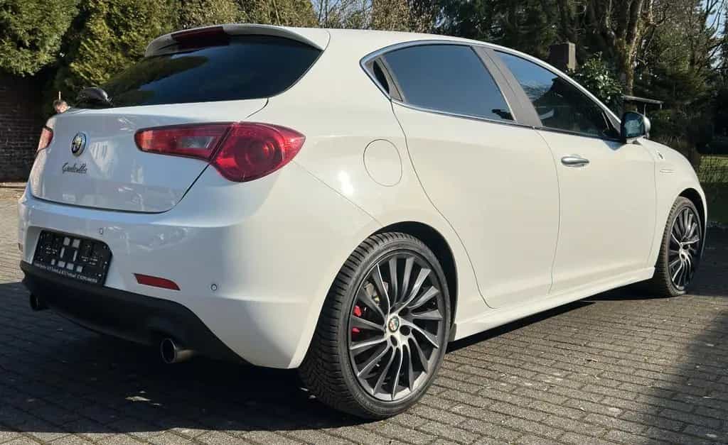 Alfa Romeo Giulietta Quadrifoglio Verde 08/2011-photo-2
