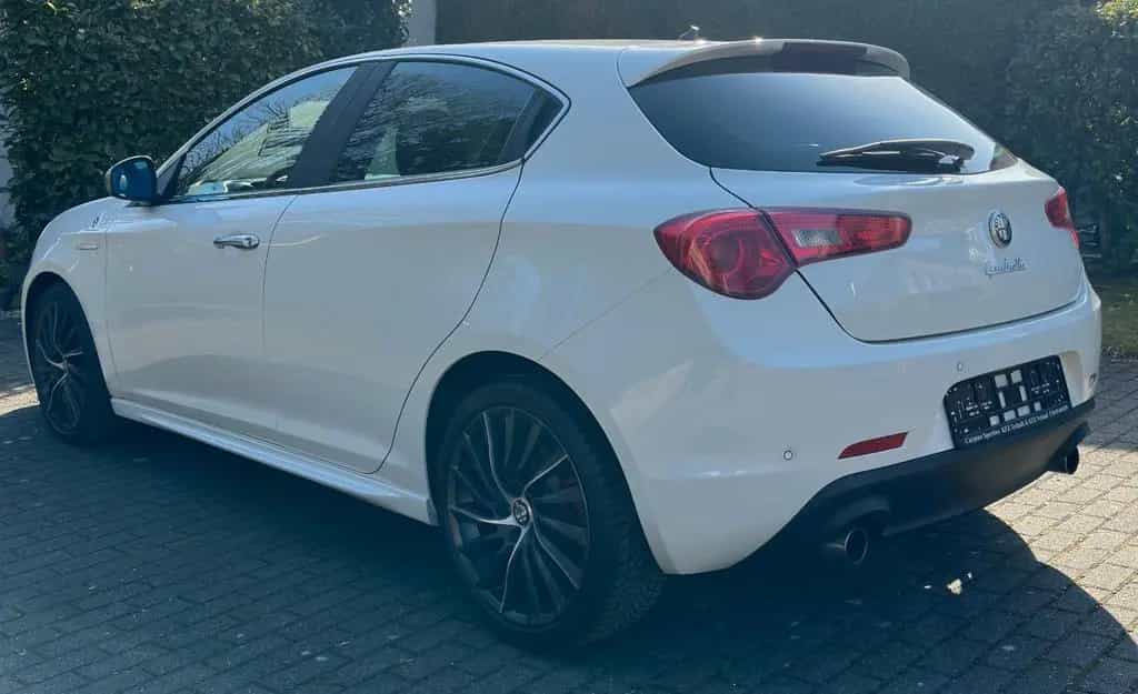 Alfa Romeo Giulietta Quadrifoglio Verde 08/2011-photo-4