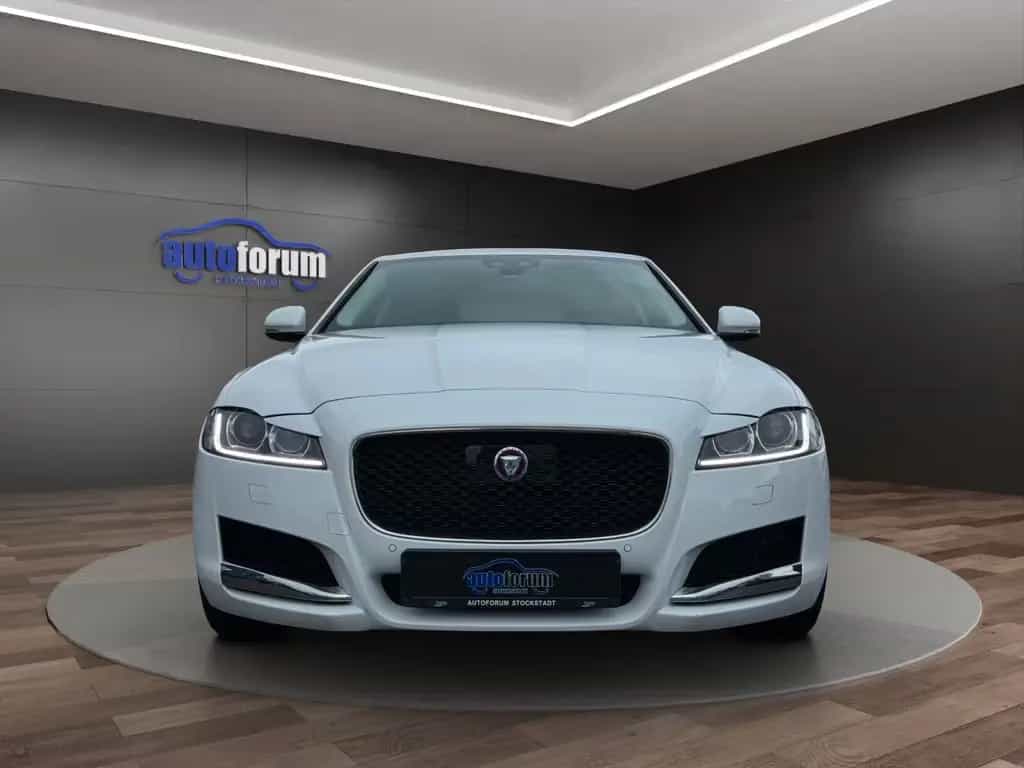 Jaguar XF Prestige ACC°LEDER°BI-XENON°TOTWINKEL°SPURH 03/2017-photo-1