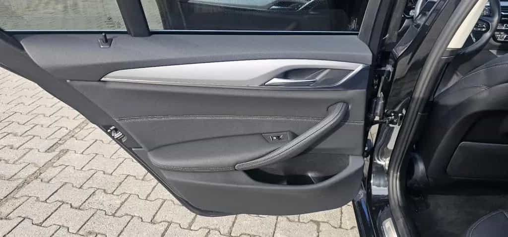 BMW 5 Series 09/2022-photo-18