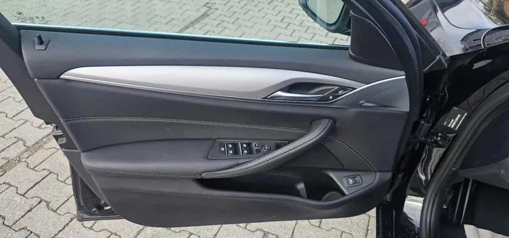 BMW 5 Series 09/2022-photo-24