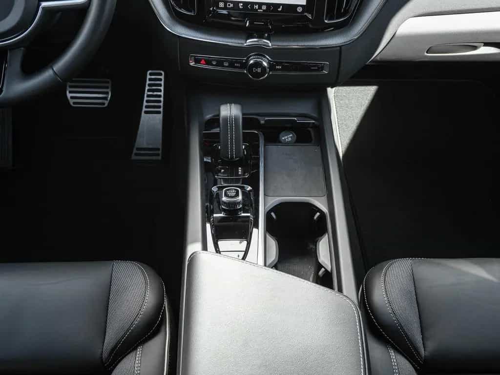 Volvo XC60 R Design 2WD Leder Digitales Cockpit Memory 07/2022-photo-12